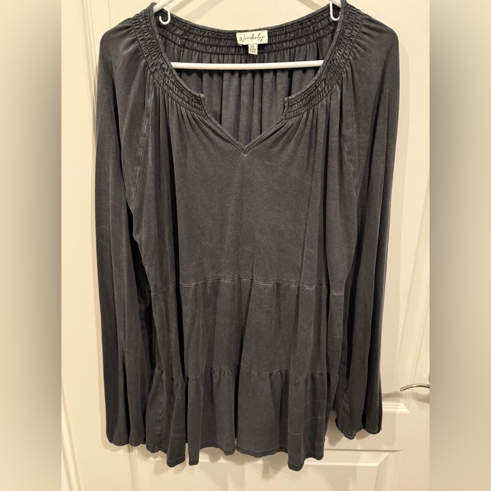 Wonderly top, charcoal black, EUC, XL